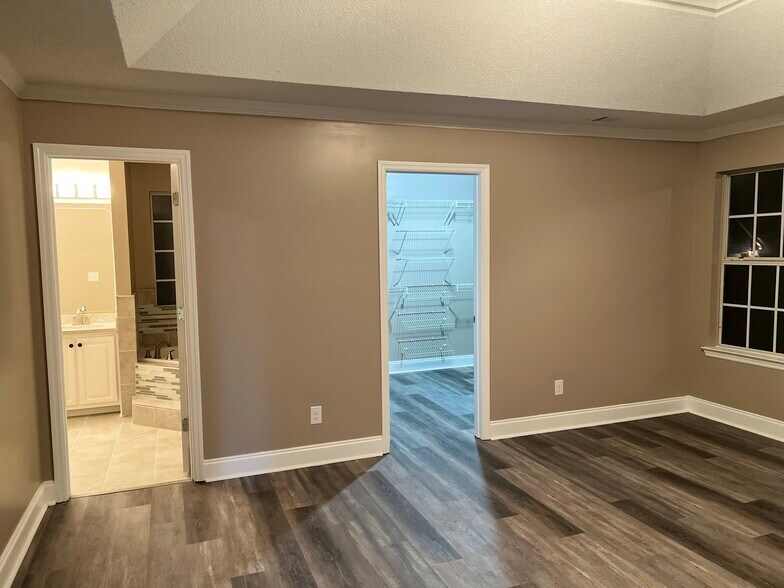 Building Photo - 112 Creekview Trl