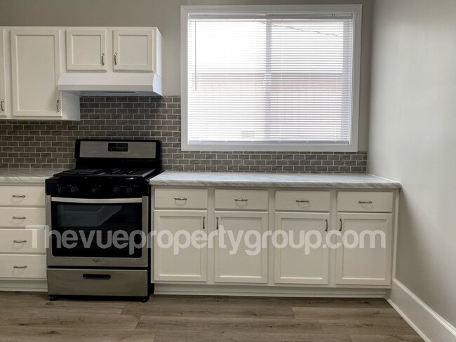 Building Photo - Fully Remodeled 2 bedroom Beauty with Spac...