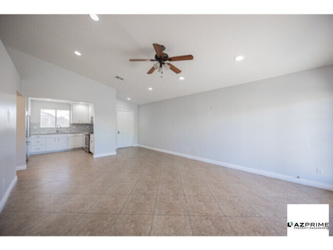 Building Photo - Charming 3/2 Goodyear Home!