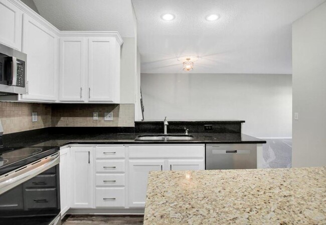 Building Photo - 2 Bedroom 2 Bath Beautiful Modern Living in Maple Grove for $2,150/month! 2 Stall Garage Included!