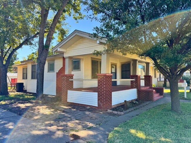 Building Photo - Adorable 3 Bed, 1 Bath Craftsman Home