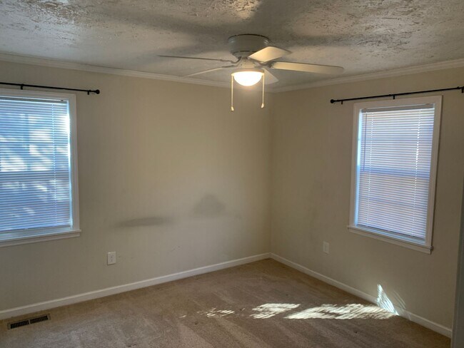 Building Photo - Total electric 3 bedroom