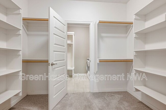 Building Photo - 3702 SW Mistletoe Ave