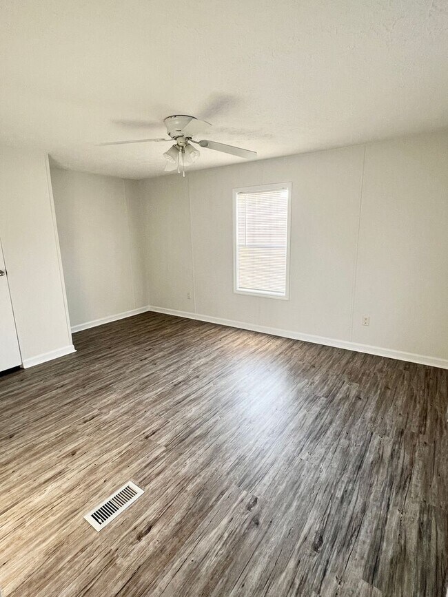 Building Photo - Move in ready!! 2BD/2BA spacious mobile home!