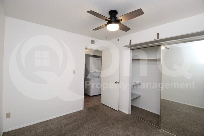 Building Photo - 406 E Linda Ln