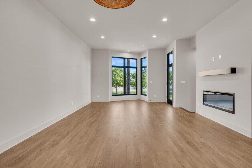 living room, dining next to kitchen - 673 E 16th St