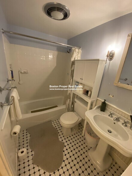 Building Photo - 477 Beacon St