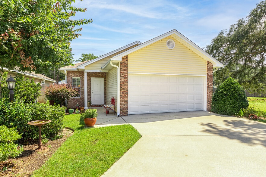 Beautiful Welcoming Home - 124 Matt Blvd