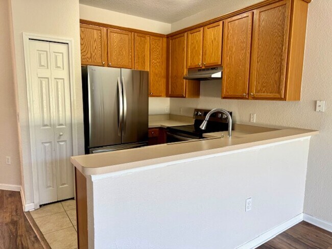 Building Photo - Townhome In St Cloud For Rent with  4 Bedr...