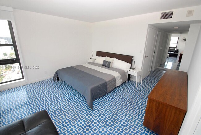 Building Photo - 1800 Collins Ave