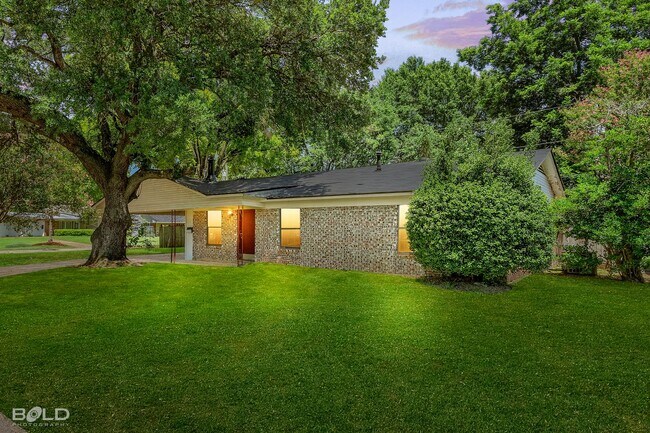 Building Photo - Stunning home located in the heart of Boss...