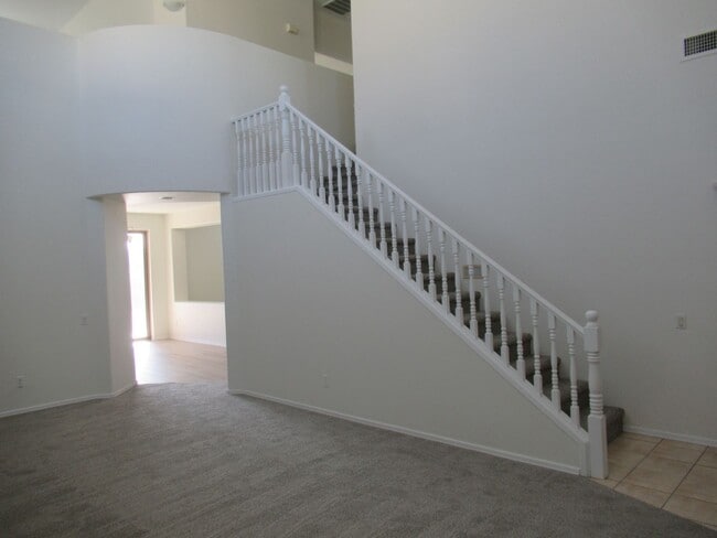 Building Photo - 4 Bedroom / 3.5 Bath Chandler Home in Gated Lake Community!