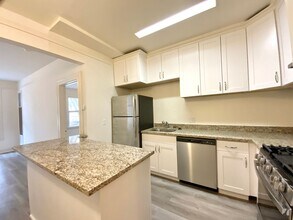 Building Photo - UPDATED 1BR! DISHWASHER! HARDWOOD! Laundry On-Site