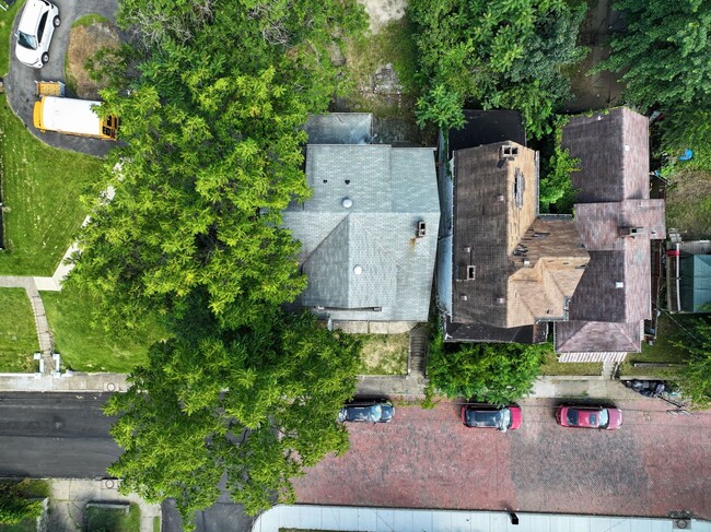 Building Photo - Renovated Large 4 Bedroom House in McKeesp...
