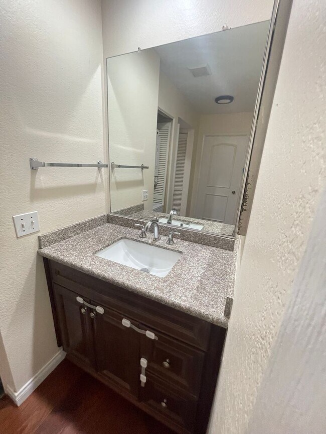 Building Photo - Super cute 1 bdrm in the heart of UTC