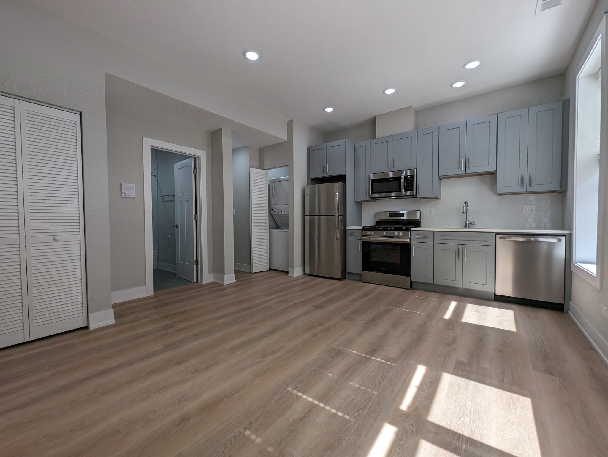 Building Photo - 440 W Belden Ave
