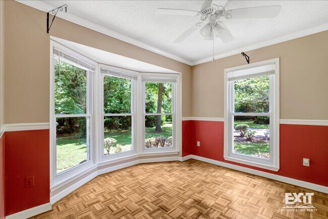 Building Photo - Amazing 4 Bedroom, 3 Bath Home With 2 Kitchens!