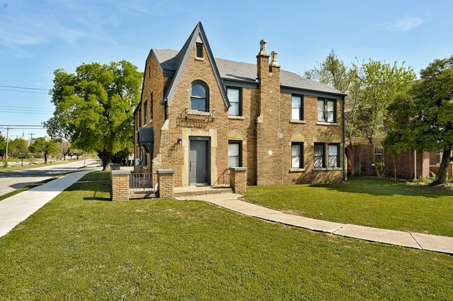 Building Photo - NE 14th St Quadplex
