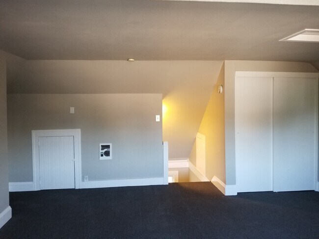 Building Photo - 2117 SE Hawthorne Blvd