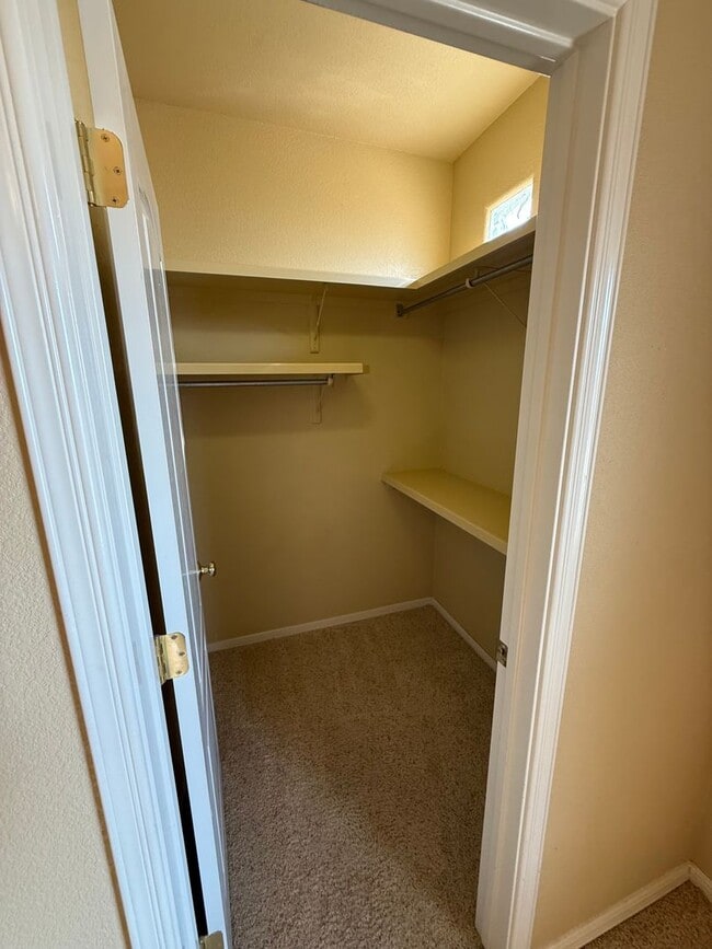 Building Photo - Beautiful 3 Bedroom Home! Available Now!