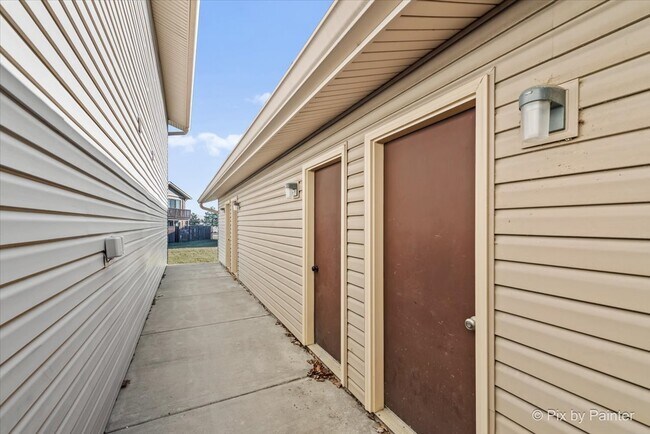 Building Photo - 5815 Wilshire Ct