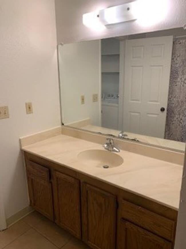 Building Photo - Hidden Valley Estates - 2 bdrm / 1 bath / 2 parking