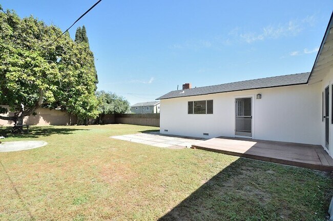Building Photo - 3 Bedroom 2 bath Home, 2 Car garage, Air Conditioned