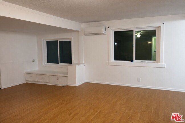 Building Photo - 993 W Hays St