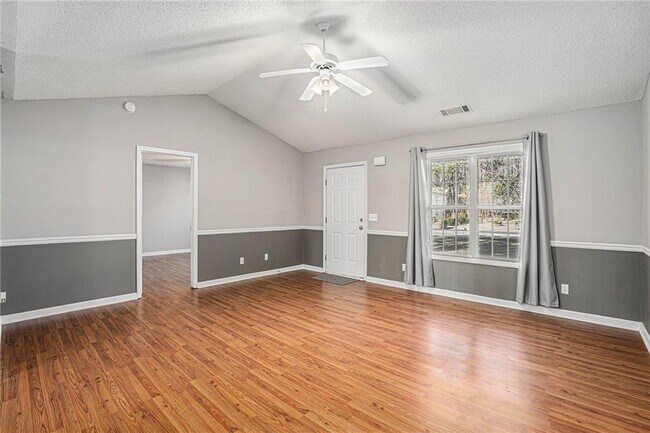 Building Photo - 192 Conifer Ln