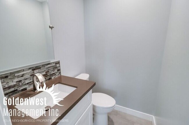 Building Photo - Charming 3Bdm 2.5Ba Townhome in the Claire...