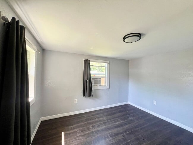 Building Photo - 610 8th St W