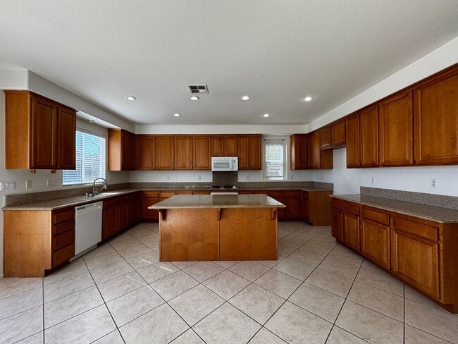 Building Photo - Spacious 4 bedroom in Murrieta for rent!