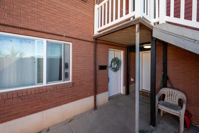 Building Photo - 818 S Canyon Dr