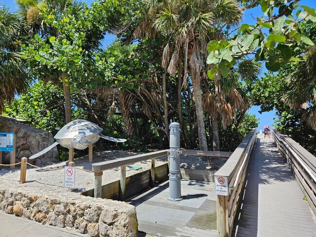 Building Photo - Seasonal Short-Term Townhouse on Venice Island close to Venice Beach!