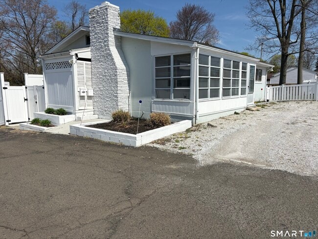 Building Photo - 832 Milford Point Rd