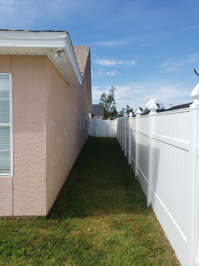 Building Photo - Beautiful home with Swimming Pool in the Hammocks. 4 bedroom 2 bath -Pool lawn service included!!!