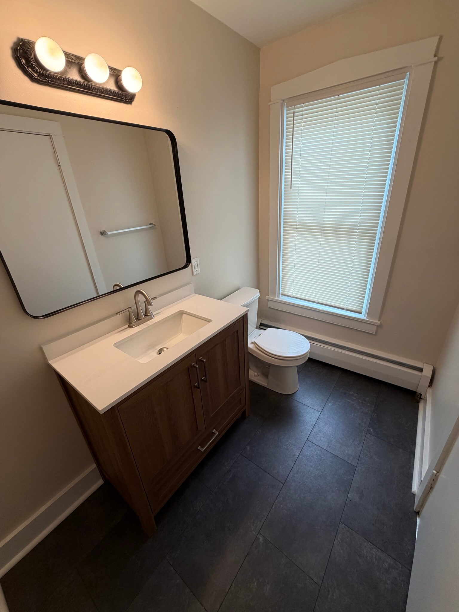 2nd Floor Full Bathroom - 654 Poplar St