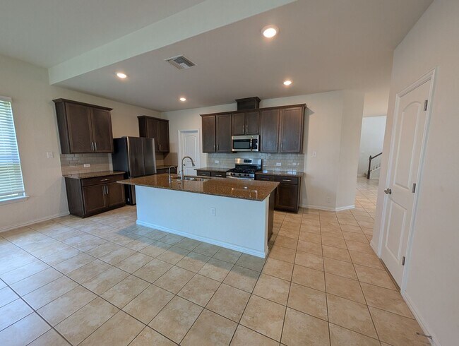Building Photo - 4/2.5/2 with Large Game Room / Near Gruene...