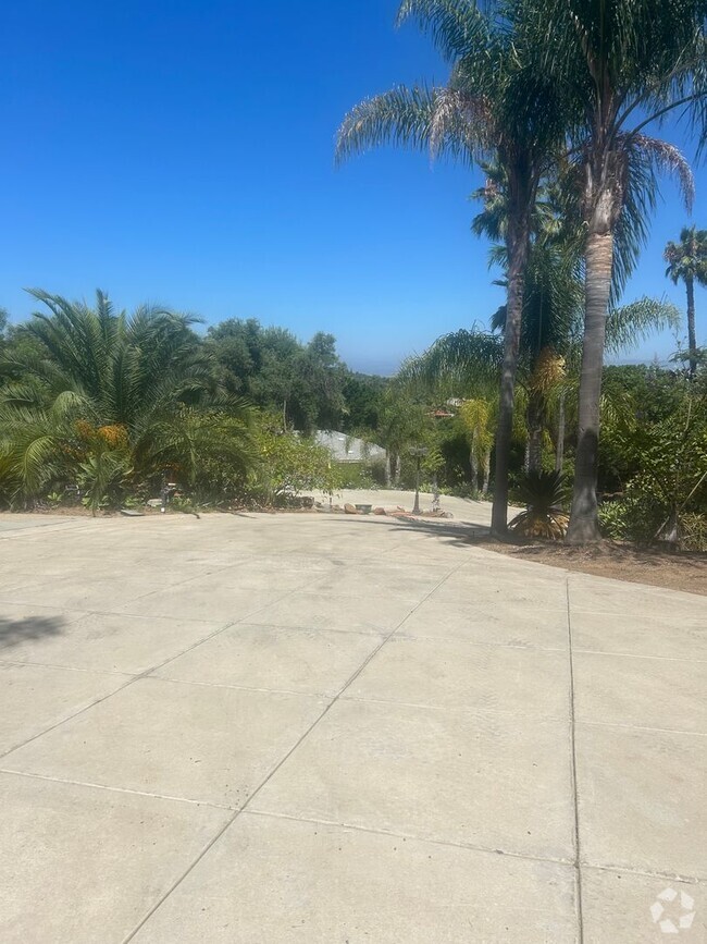 Building Photo - Huge modern 3 bedroom -in the beautiful Vi...