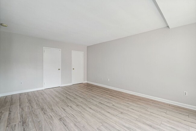 Building Photo - Spacious & Bright Studio at River Place