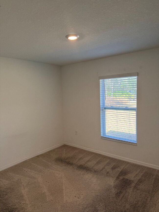 Building Photo - Beautiful 3 Bedroom, 2 Bathroom, 2 Car Garage home for rent in Royal Highlands on .46 acres!