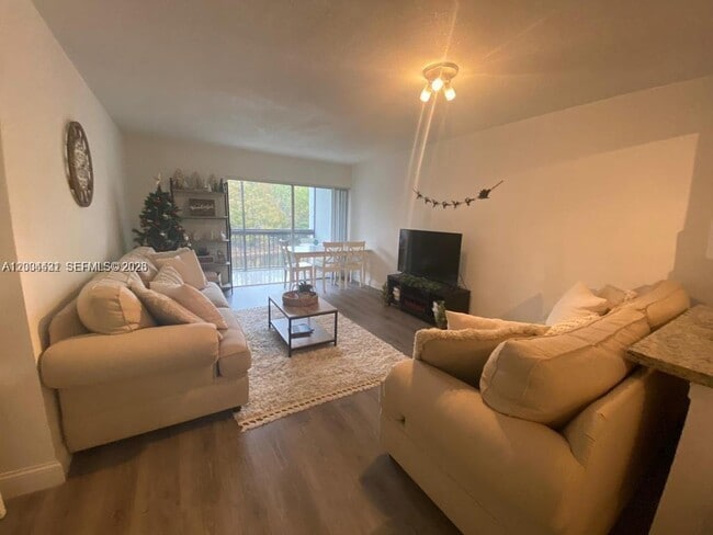 Building Photo - 721 N Pine Island Rd