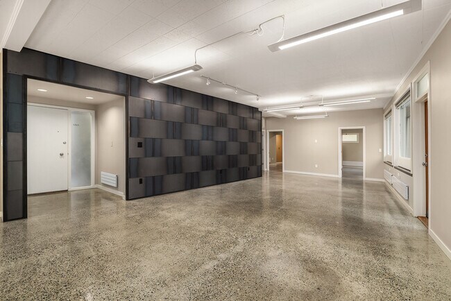 Building Photo - 2562 Dexter Ave N