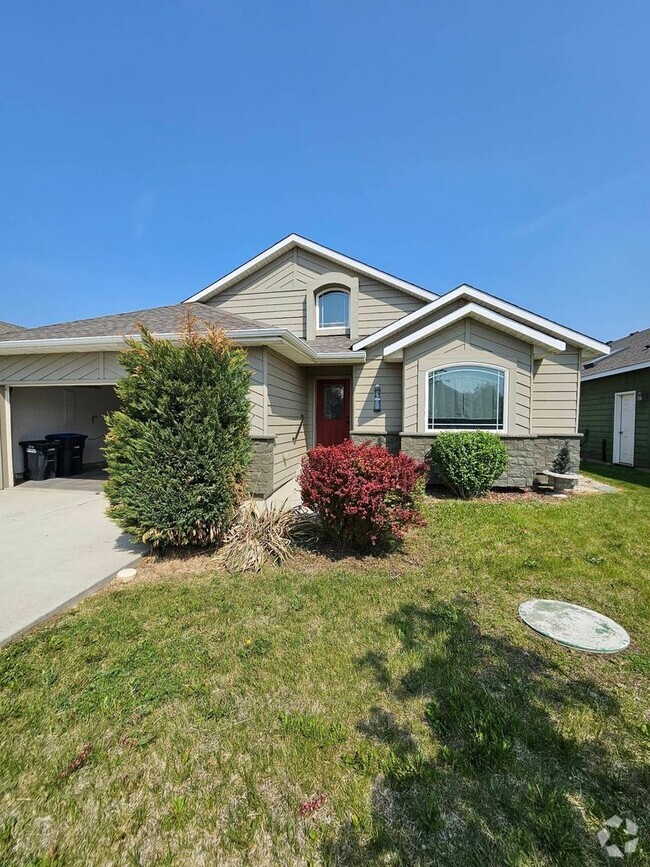 Building Photo - Beautiful 3 Bedroom Home in Gated Community