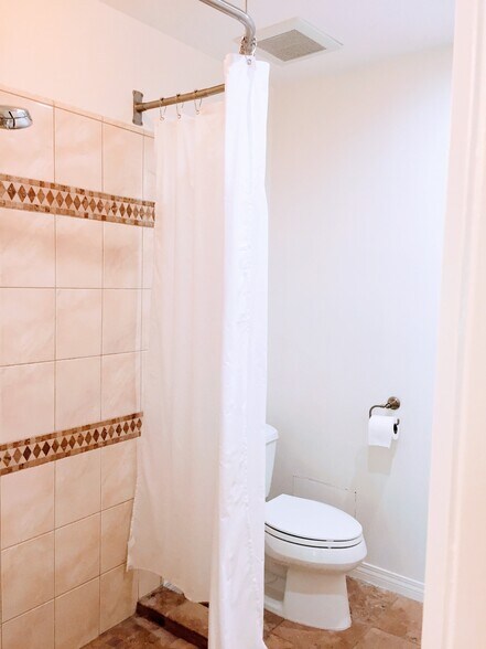 Main bathroom - 999 San Pasqual St