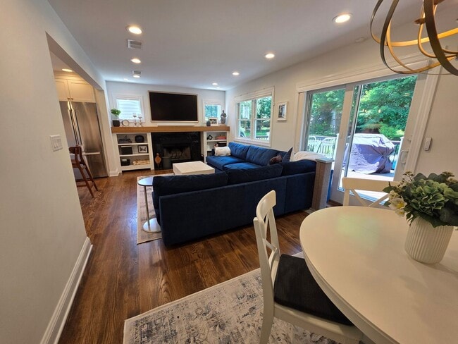 Building Photo - Luxury Living in Ridgewood