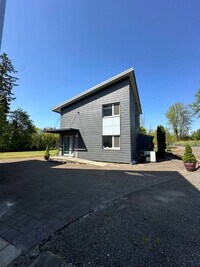 Building Photo - 3 Bed 2 Bath West Linn Property w/large yard