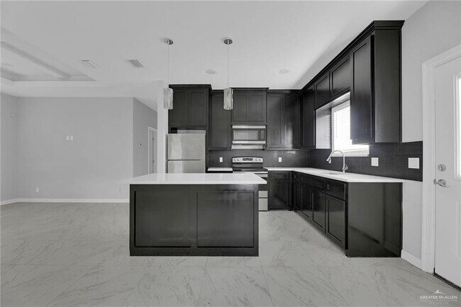 Building Photo - 1012 E la Cantera Ave