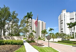 Building Photo - 8231 Bay Colony Dr