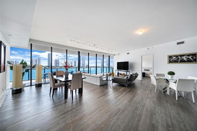 Building Photo - 5500 Island Estates Dr